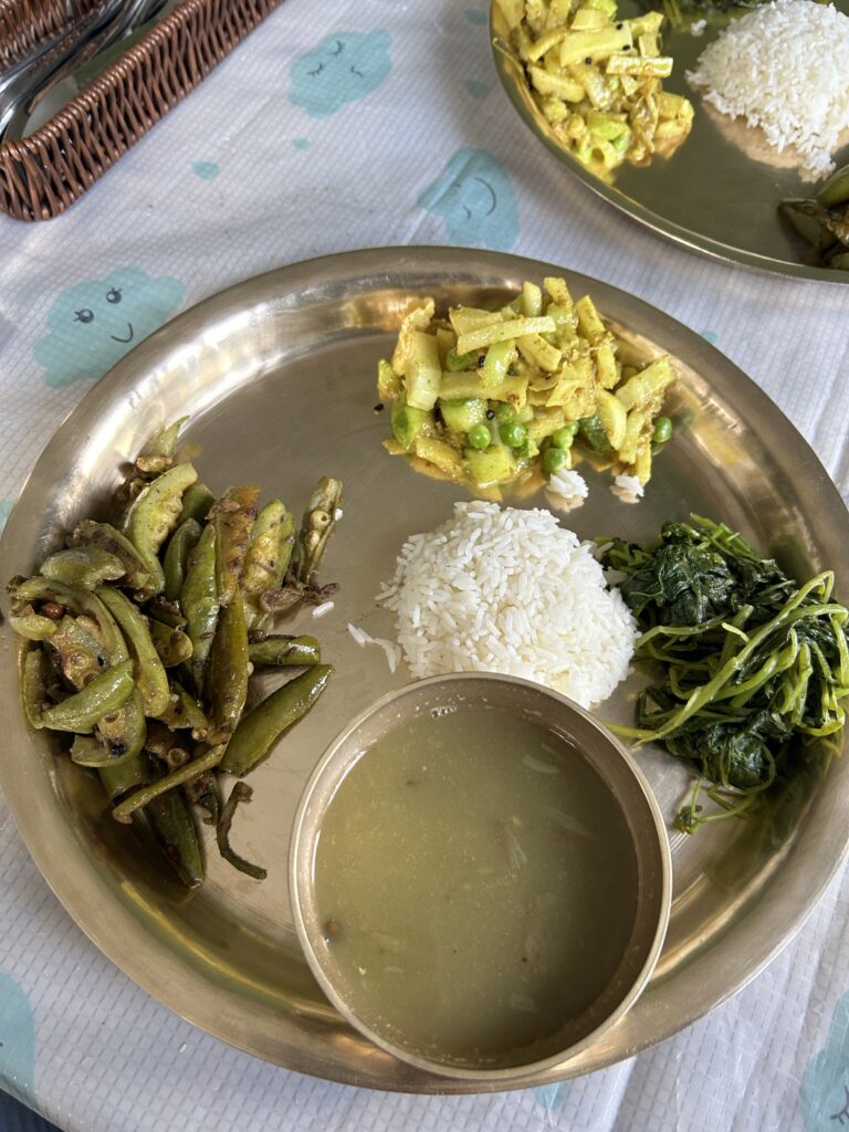 Nepalski posiłek - zupa, ryż, strączki, warzywa