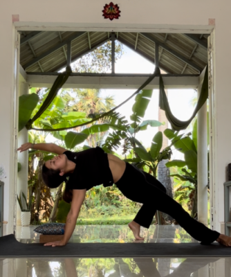 Kobieta w pozycji dzikiej rzeczy, Camatkarasana, Wild Thing Pose
