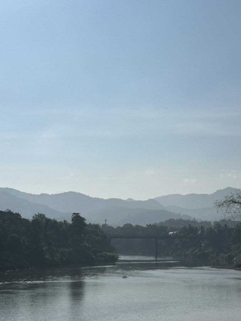 Most łączący dwa brzegi Mekongu na tle gór w Luang Prabang w Laosie