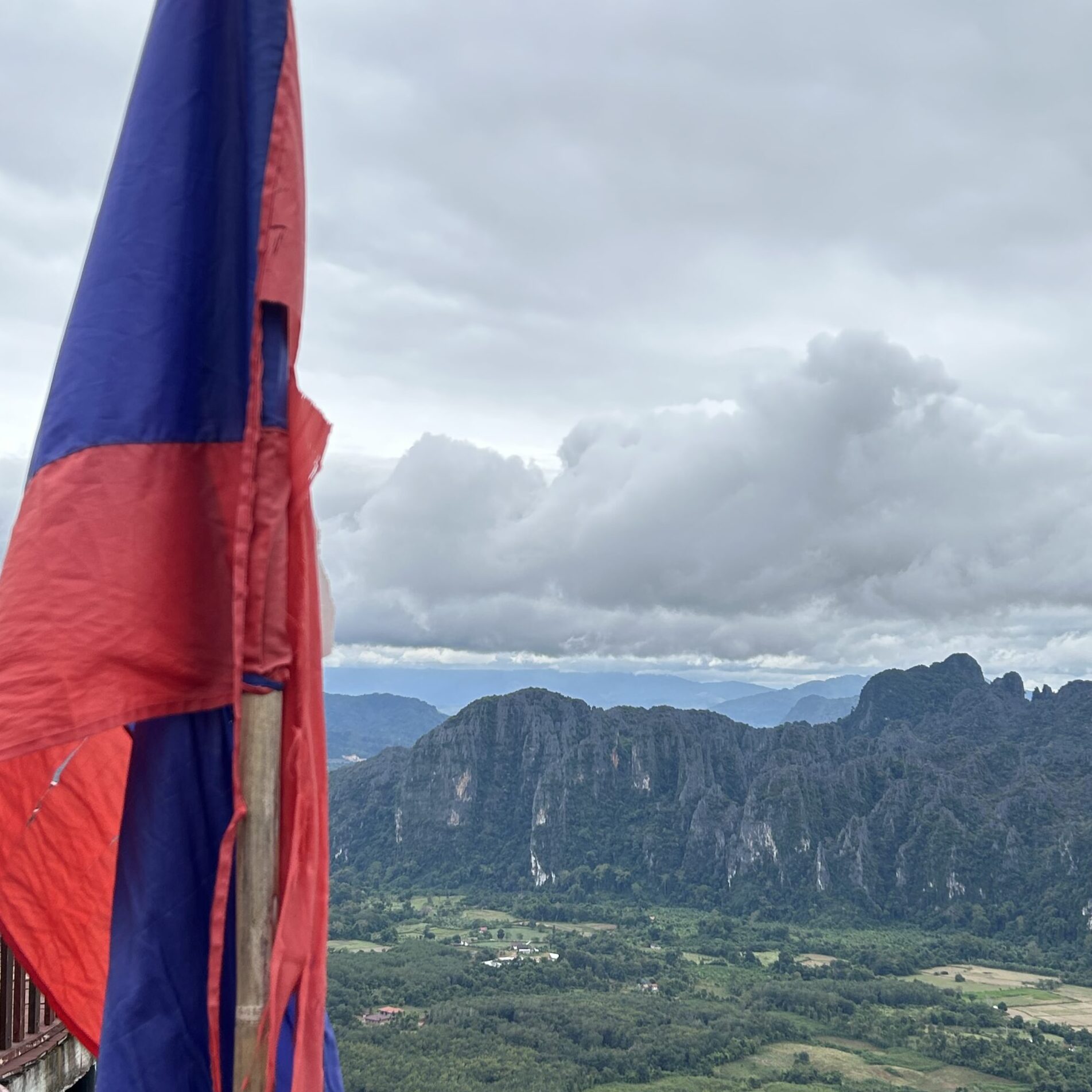 flaga Laosu na tle gór w Vang Vieng