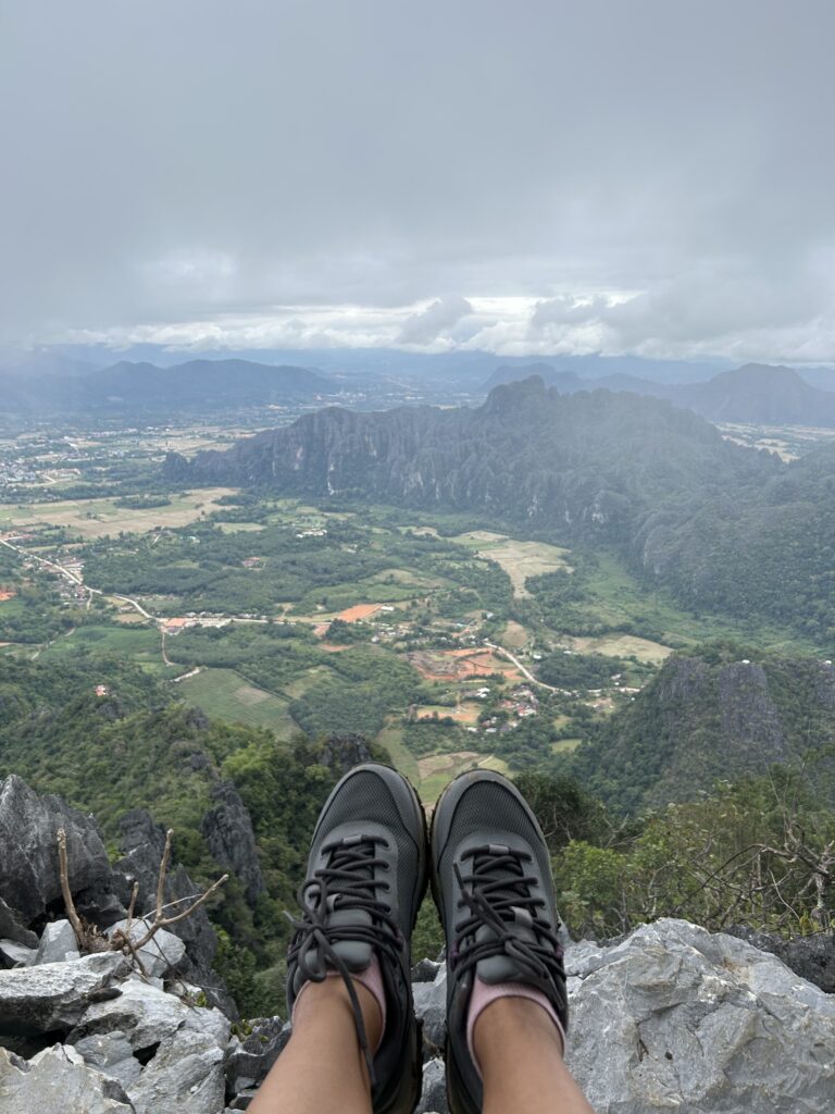 Buty na tle zielonego górzystego krajobrazu w Vang Vieng w Laosie