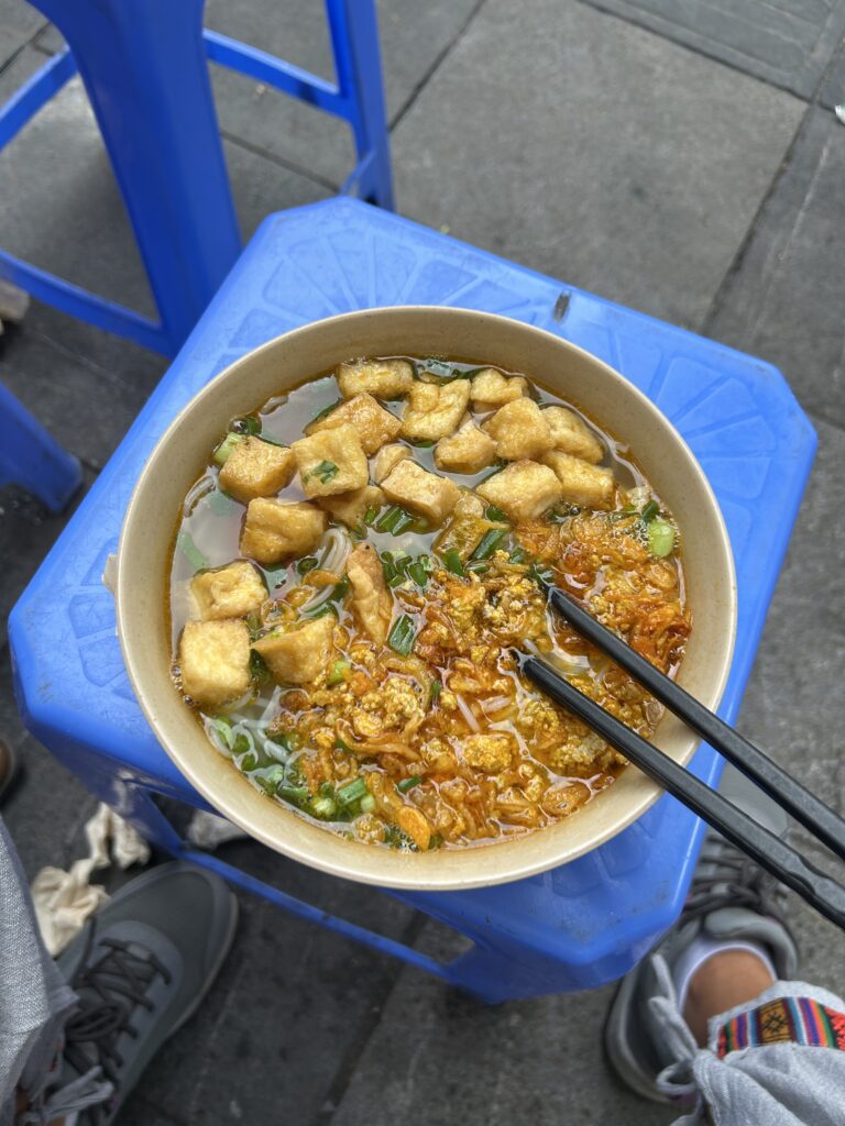 Bun Ca Hue popularne danie wietnamskie, makaron ryżowy z krabem, tofu i zieleniną zalany bulionem