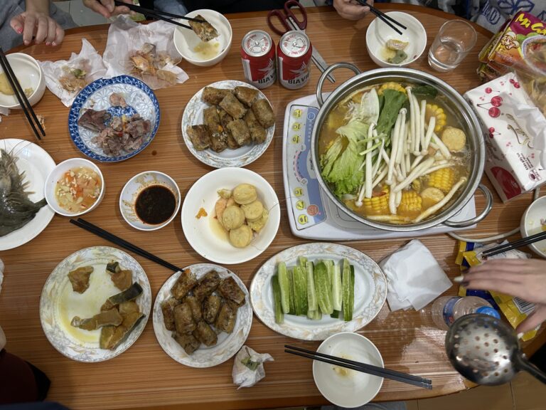 Hot Pot typowy wietnamski posiłek podczas dużych rodzinnych spotkań