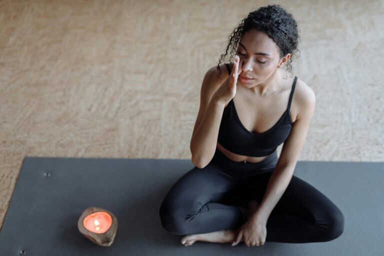 kobieta praktykująca nadi shodana - alternative nostril breathing