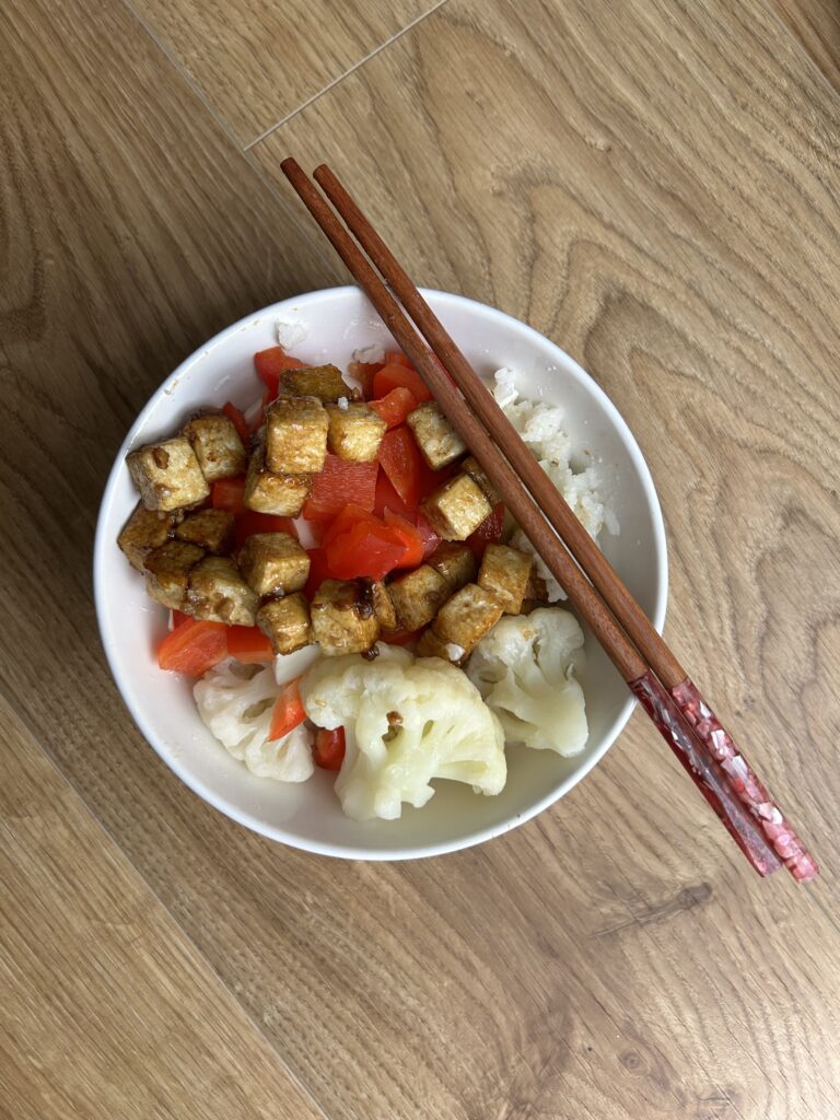 szybki posiłek ryż z warzywami i tofu jedzony pałeczkami - midfull eating