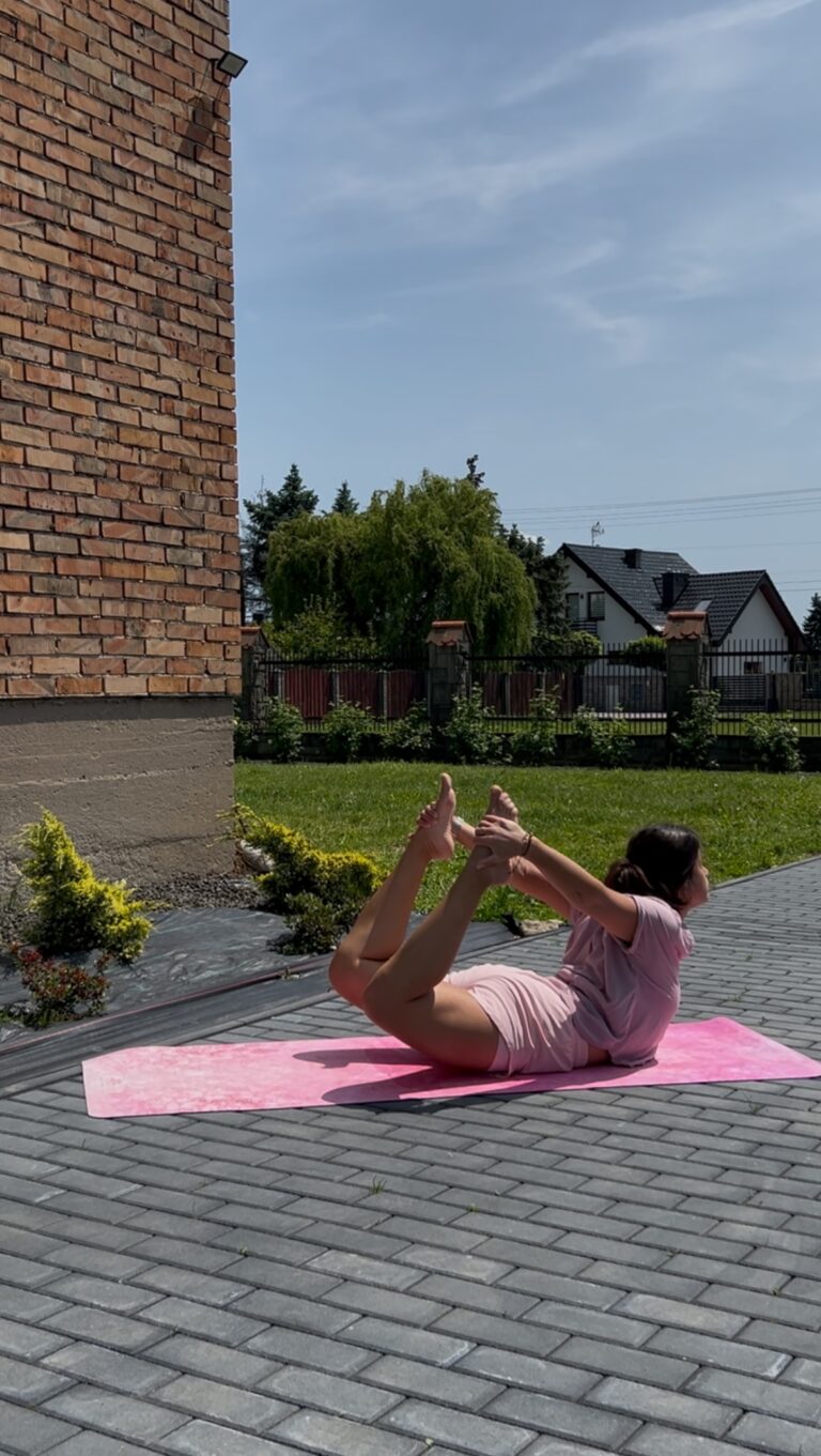 Autorka bloga wykonująca jogową pozycję łuku