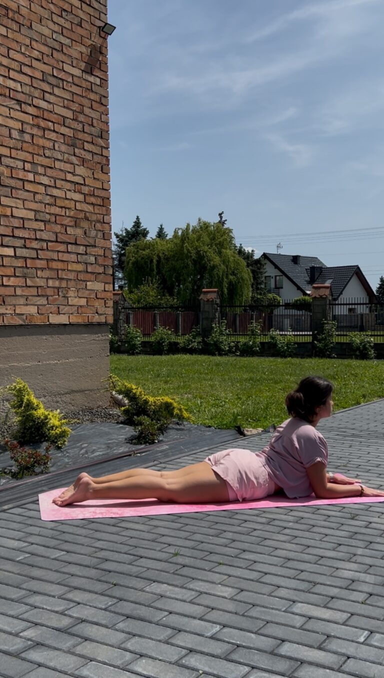 Autorka bloga wykonująca pozycję jogową pół kobry