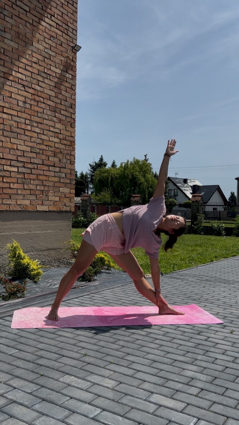 Autorka bloga wykonująca pozycję jogową Trikonasana - pozycja trójkąta