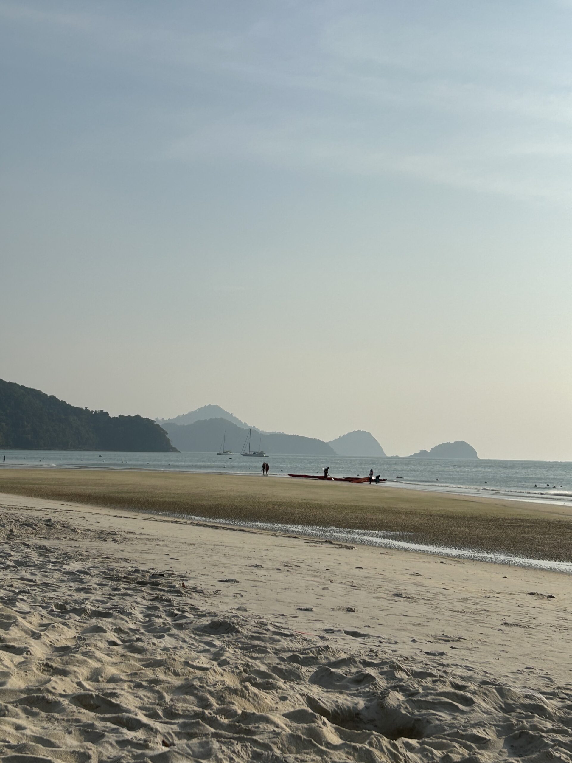 Plaża w słoneczną pogodę w Langkawi