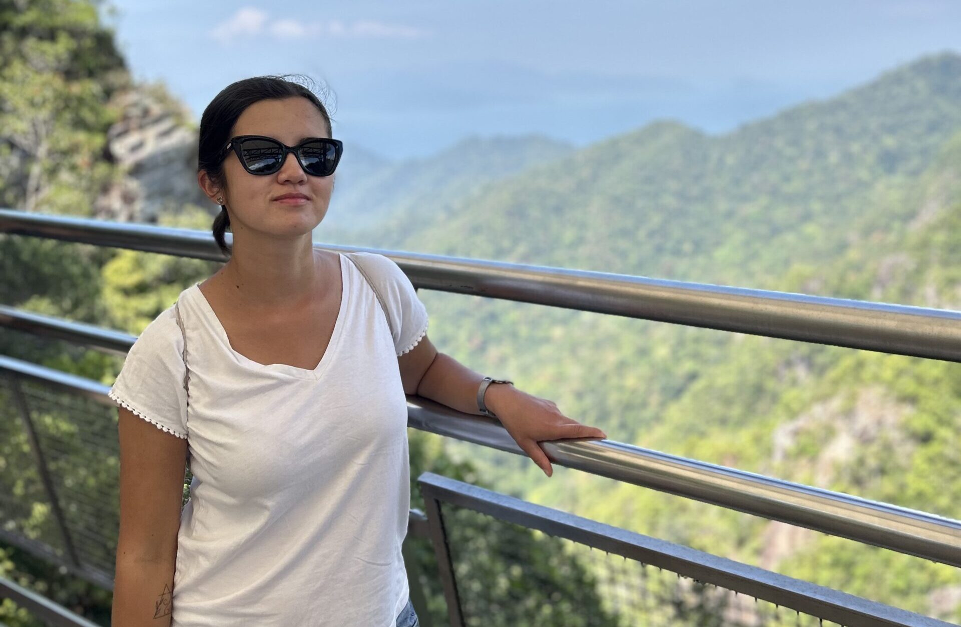 Autorka bloga stojąca na skywalk bridge na wyspie Langkawi z widokiem na wilgotny las